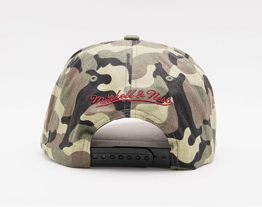 Kšiltovka Mitchell & Ness Chicago Bulls Woodland Desert Stretch Snapback Camo Woodland