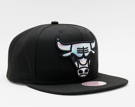 Kšiltovka Mitchell & Ness Chicago Bulls Iridescent XL Logo Snapback