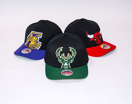 Kšiltovka Mitchell & Ness 8 Bit XL Classic Red Milwaukee Bucks Black