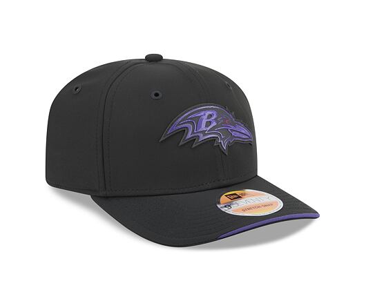 Kšiltovka New Era - NFL 2026 Sideline 9SEVENTY Stretch-Snap - Baltimore Ravens - Team Color