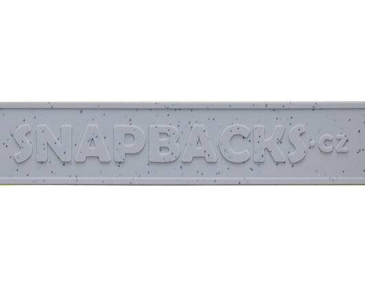 Náramek na ruku s nápisem Snapbacks.cz – Cement Print