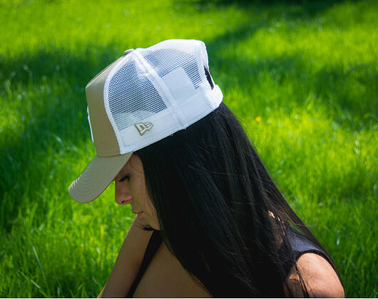 Kšiltovka New Era Essential New York Yankees 9FORTY TRUCKER Camel/White Snapback