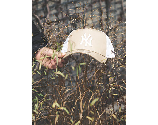 Kšiltovka New Era 9FORTY A-Frame Trucker New York Yankees Essential Camel/White Snapback