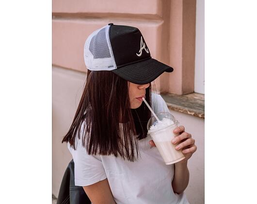 Dámská Kšiltovka New Era Essential Trucker Atlanta Braves 9FORTY Black/Silver Wing Snapback