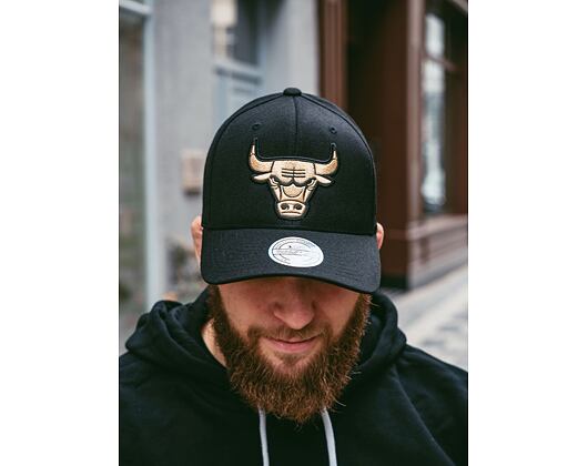Kšiltovka Mitchell & Ness Chicago Bulls Bullion Black/Gold 110