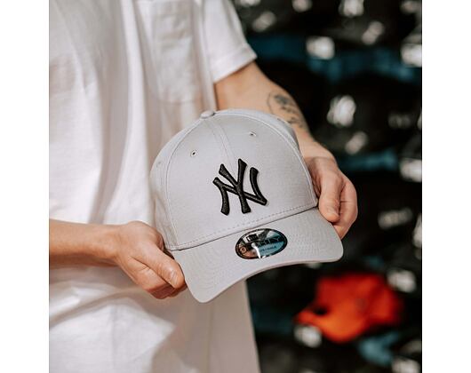 Kšiltovka New Era 9FORTY Color Essential New York Yankees Strapback Gray / Black