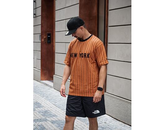 Triko New Era Oversized New York Pinstripe Tee Toffee / Black