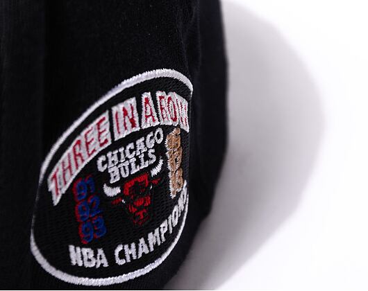Kšiltovka Mitchell & Ness NBA Home Town Classic Red Chicago Bulls Black