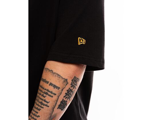 Triko New Era - Sticker Oversized Tee - Black / Gold