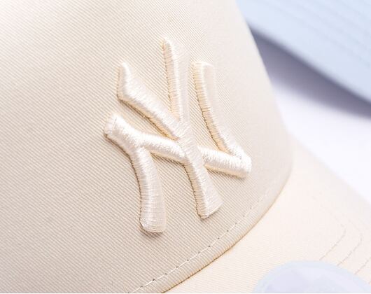 Dámská Kšiltovka New Era - MLB League Essential 9FORTY Trucker - NY Yankees - Cream
