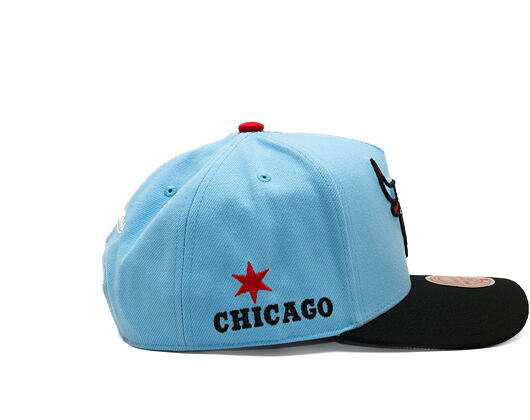 Kšiltovka Mitchell & Ness - In The City - NBA - Chicago Bulls - Light Blue