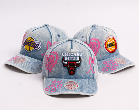 Kšiltovka Mitchell & Ness - Painted Love - NBA - Chicago Bulls - Light Blue