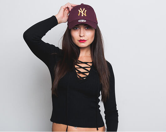 Dámská Kšiltovka New Era Essential New York Yankees 9FORTY Maroon/Gold Strapback