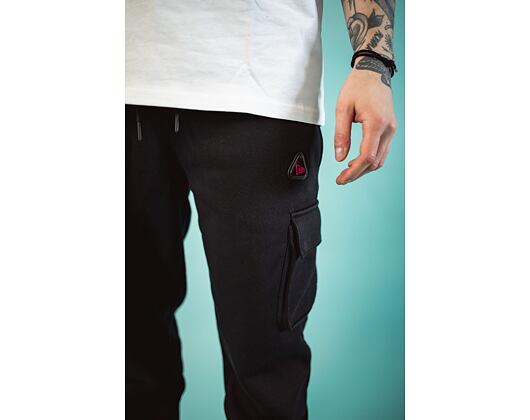 Tepláky New Era Utility Cargo Joggers Black / Bright Red
