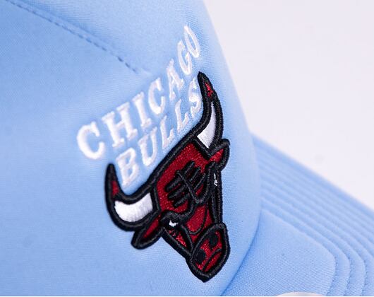 Kšiltovka Mitchell & Ness Keep On Truckin Trucker Chicago Bulls Light Blue