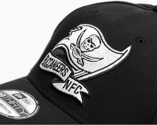 Kšiltovka New Era 39THIRTY NFL22 Sideline Tampa Bay Buccaneers Black / White