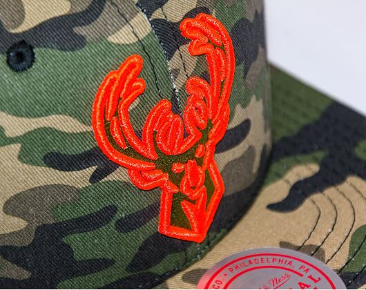 Kšiltovka Mitchell & Ness NEON CAMO POP SNAPBACK Milwaukee Bucks Camo