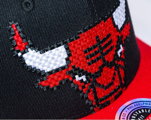 Kšiltovka Mitchell & Ness 8 Bit XL Classic Red Chicago Bulls Black