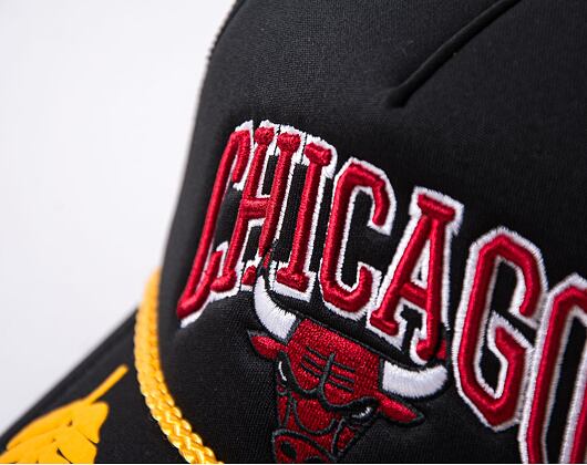 Kšiltovka Mitchell & Ness NBA Gold Leaf Trucker Bulls Black