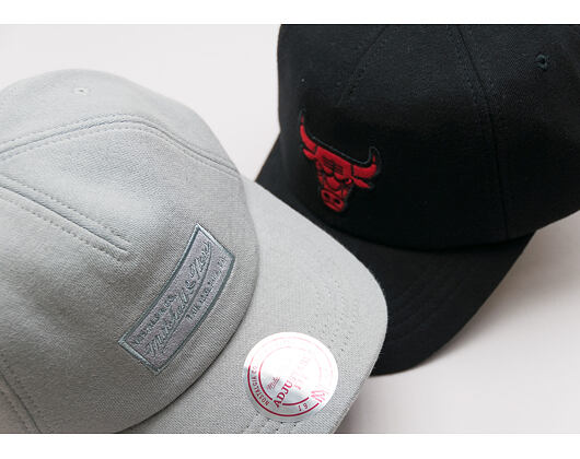 Kšiltovka Mitchell & Ness Throwback Chicago Bulls Black Snapback