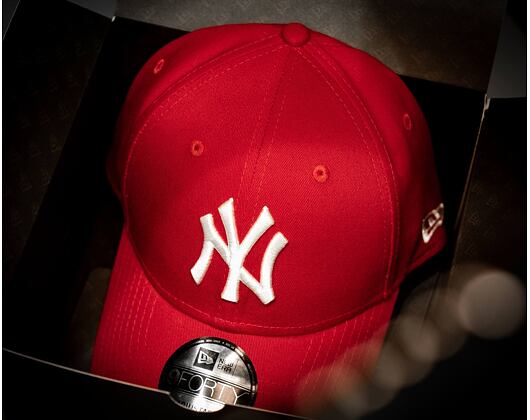 Kšiltovka New Era 9FORTY MLB League Basic New York Yankees Strapback Scarlet / White