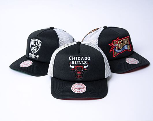 Kšiltovka Mitchell & Ness Off The Backboard Trucker Chicago Bulls Black / White