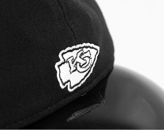 Kšiltovka New Era 39THIRTY NFL22 Sideline Kansas City Chiefs Black / White
