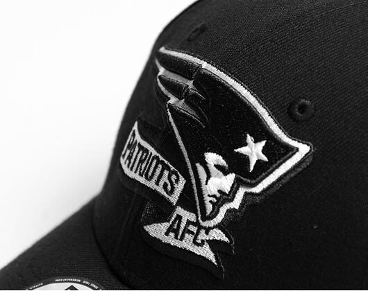 Kšiltovka New Era 39THIRTY NFL22 Sideline New England Patriots Black / White