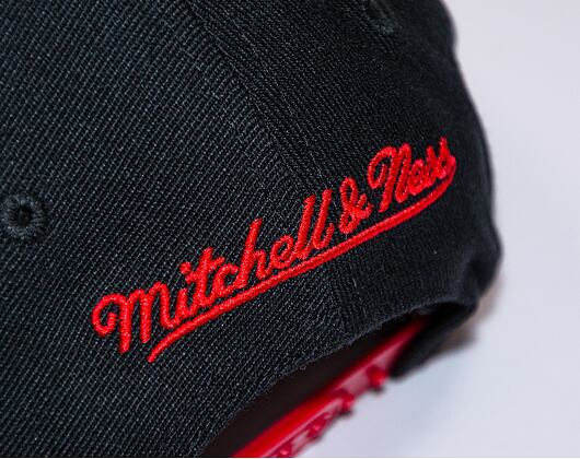 Kšiltovka Mitchell & Ness 8 Bit XL Classic Red Chicago Bulls Black