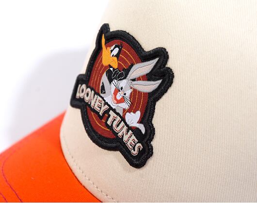 Kšiltovka Capslab Looney Tunes - Daffy and Bugs Bunny v.2 Trucker Beige / Orange