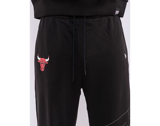 Tepláky New Era NBA Logo Joggerss Chicago Bulls Black / Front Door Red