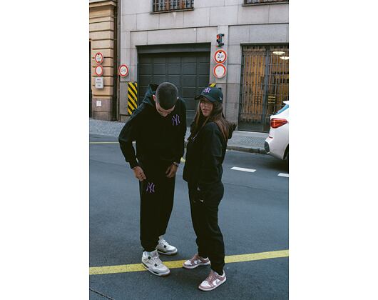 Tepláky New Era League Essentials Joggers New York Yankees Black / Purple Nitro