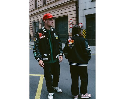 Bunda New Era NBA Badge Varsity Jacket NBA All-Over Black / Optic White
