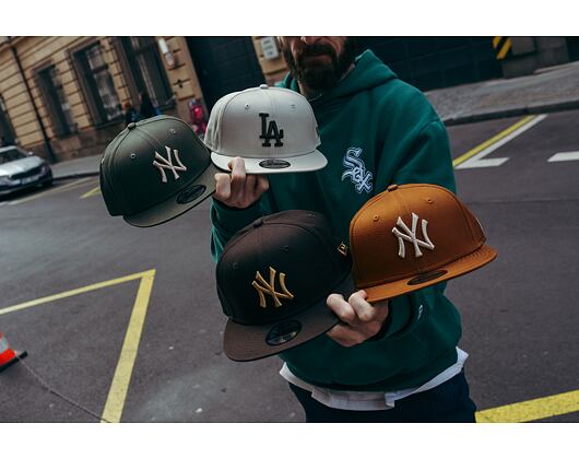 Kšiltovka New Era 9FIFTY MLB League Essential New York Yankees Dark Brown / Bronze