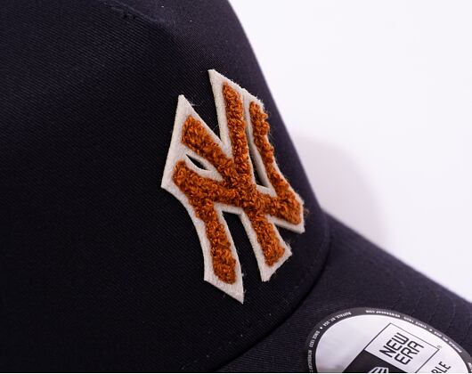 Kšiltovka New Era 9FORTY A-Frame Trucker MLB Boucle New York Yankees Navy / Caramel Brown / Stone