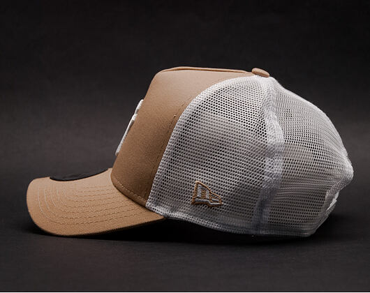 Kšiltovka New Era Essential New York Yankees 9FORTY TRUCKER Camel/White Snapback