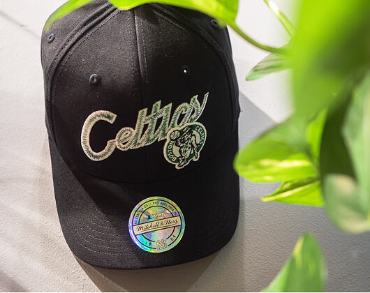 Kšiltovka Mitchell & Ness Boston Celtics Front Line Snapback