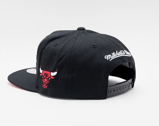 Kšiltovka Mitchell & Ness Old English Faded Snapback Chicago Bulls Black