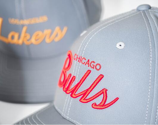 Kšiltovka Mitchell & Ness INTL844 Chicago Bulls Reflective Script 110 Snapback