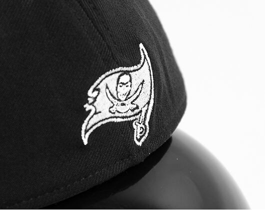 Kšiltovka New Era 39THIRTY NFL22 Sideline Tampa Bay Buccaneers Black / White