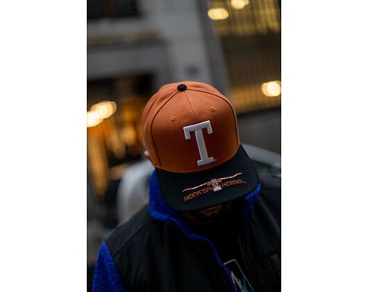 Kšiltovka Mitchell & Ness LOGO BILL SNAPBACK University Of Texas At Austin Orange / Black