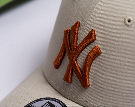 Kšiltovka New Era 9FORTY MLB League Essential New York Yankees Stone / Caramel Brown