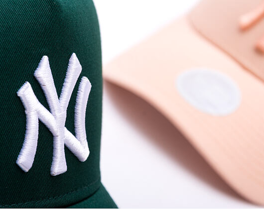 Kšiltovka New Era - MLB League Essential 9FORTY Trucker - NY Yankees - Dark Green / White