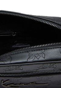 Malá Taška Karl Kani - Signature Messenger Bag - Black
