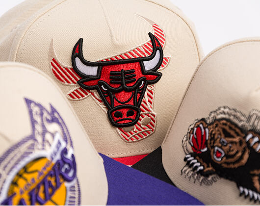 Kšiltovka Mitchell & Ness - Off Tilted - NBA - Chicago Bulls - Off White