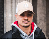 Kšiltovka New Era Essential New York Yankees 9FORTY TRUCKER Camel/White Snapback