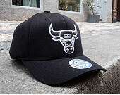 Kšiltovka Mitchell & Ness Chicago Bulls Outline Black