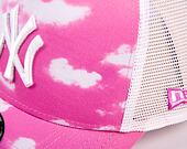 Kšiltovka New Era 9FORTY A-Frame Trucker MLB Cloud All Over Print Trucker New York Yankees Orange / 