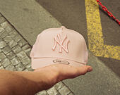 Kšiltovka New Era - MLB Outline 9FORTY A-Frame Trucker - NY Yankees - Pink Rouge / White