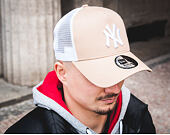 Kšiltovka New Era Essential New York Yankees 9FORTY TRUCKER Camel/White Snapback